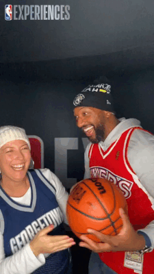 La boucle pour les expériences NBA. Couple sur le thème du basket-ball riant pendant que le photobooth tourne autour d'eux.