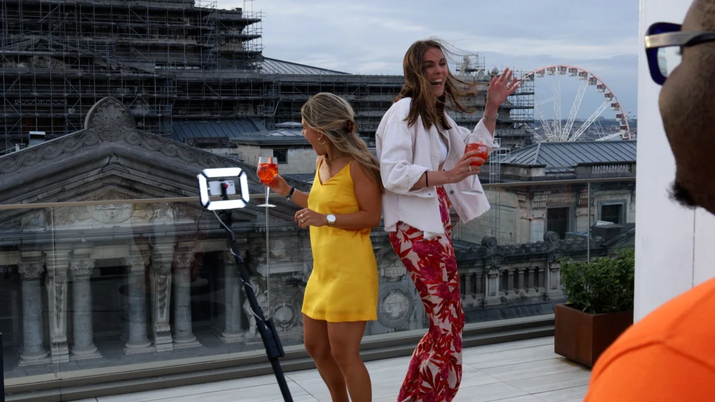 Vrouw op een dakterras in Brussel