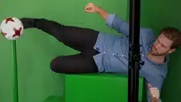 El hombre de la pantalla verde está lanzando el balón